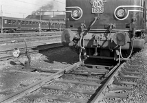 836658 Afbeelding van de electrische locomotief nr. 1103 (serie 1100) van de N.S. op een klapwissel op het emplacement ...